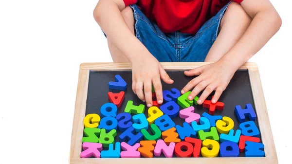Menino e alfabeto colorido letras blocos como educação conc — Fotografia de Stock