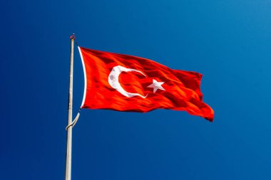 Gökyüzünde beyaz yıldız ve ay olan Türk ulusal bayrağı