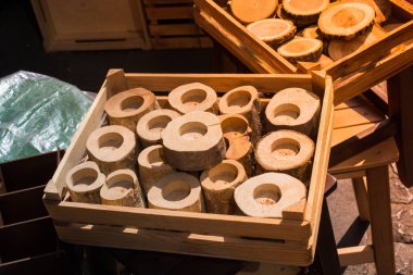 Dekoratif ahşap doku arka planı için kesilmiş ahşap kütük parçası