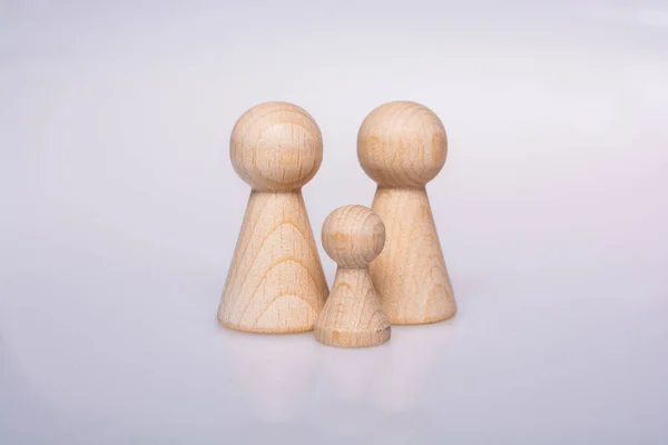 Figuras de madera de las personas como concepto familiar — Foto de Stock