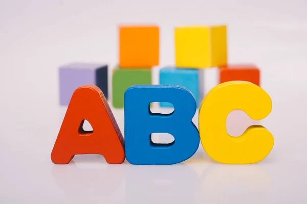 Alfabeto colorido abc letras e blocos de construção coloridos — Fotografia de Stock