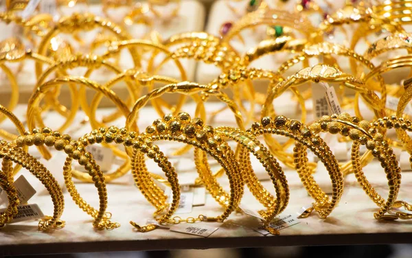 Exibição de dezenas de pulseiras douradas em estilo turco — Fotografia de Stock