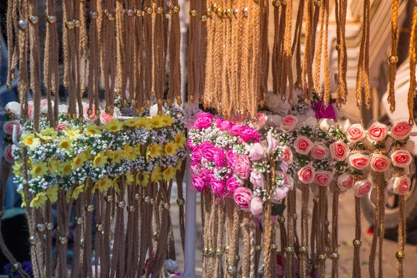 Bunte Kronen zum Verkauf aus gefälschten Blumen — Stockfoto