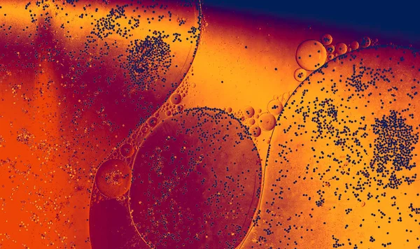 Макрознімок емульсії водяної олії на кольоровому фоні — стокове фото