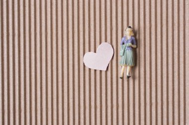Kadın heykelcik ve kağıt kalpleri ile aşk kavramı 