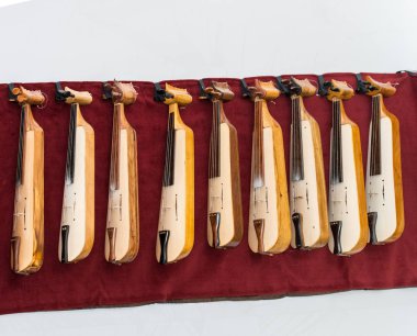 Müzik aletleri kemençe küçük keman bir çello gibi oynadı