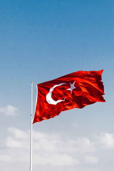 Török nemzeti zászló fehér csillag és hold-ban Kilátás — Stock Fotó