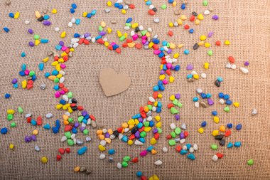 Kağıt kalp çakıl tarafından şeklinde başka bir kalp formunda 