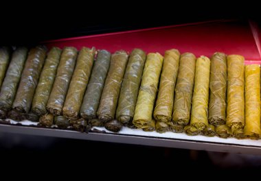 Türkçe pirinç ile doldurulmuş üzüm yaprakları