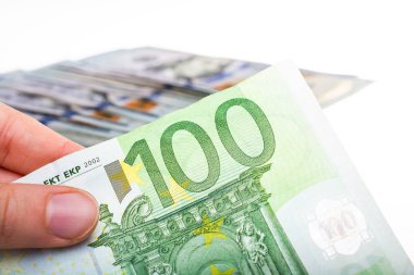 Ellerinde nakit avro banknotları tutan eller. 
