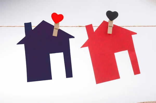 Pequeñas casas de papel coloridas unidas a una cuerda — Foto de Stock