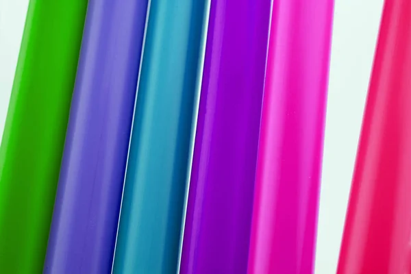 Különböző színű szalma egy fehér háttér — Stock Fotó