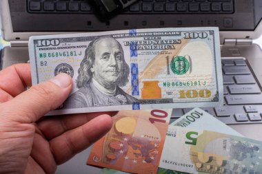 Elleri nakit tutuyor Usd dolar banknotları. Euro Para Birimi, Nakit, 