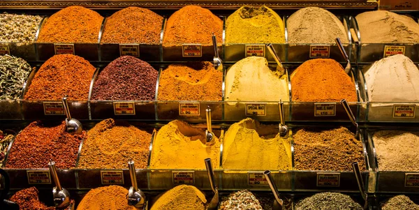 Coloridas especias en el Gran Bazar Turco de Especias en Estambul , —  Fotos de Stock
