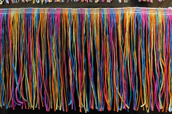 Wiele kolorowe plecione sznurki na wyświetlaczu — Zdjęcie stockowe
