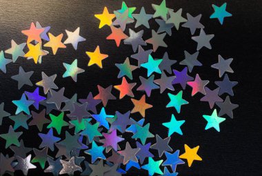 Koyu renkli arka planda renkli konfeti yıldızları