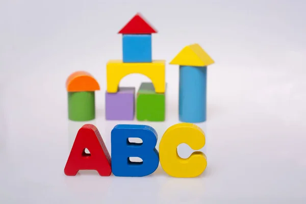 Lettere abc alfabeto colorato prima del castello — Foto Stock