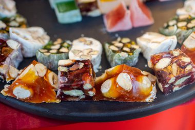 Geleneksel Türk tatlıları lokum şekeri gibi