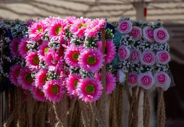 Coroas coloridas para venda feitas de flores falsas — Fotografia de Stock