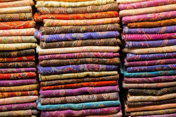 Разноцветный тканевый текстиль в куче — стоковое фото