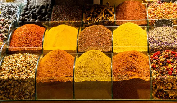 Kleurrijke specerijen in de Turkse Grand Spice Bazaar in Istanbul, — Stockfoto