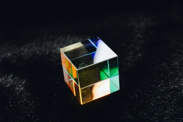 Барвистий яскравий скляний куб призми Перелом світла під яскравим дощем — стокове фото