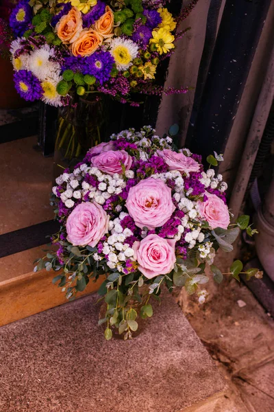 Kvetoucí krásné barevné čerstvé květiny ve vázách — Stock fotografie