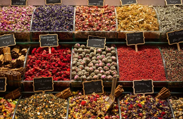 Suszona herbata, owoce, zioła, kwiaty na bazarze Istanbul Spice — Zdjęcie stockowe