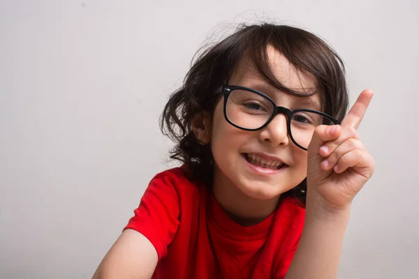 Gülümseyen Küçük çocuk elini kaldırarak izole arka plan