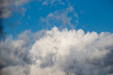 Mavi gökyüzünde bulunan beyaz renk bulutlar