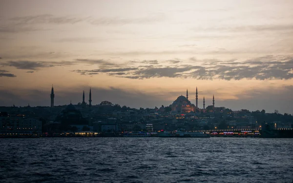 Paisaje frente al mar de Estambul parte histórica con nubes — Foto de Stock