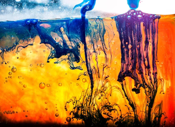 Η μπογιά διαλύει το στροβιλισμό στο νερό σχηματίζοντας πολύχρωμο φόντο — Φωτογραφία Αρχείου