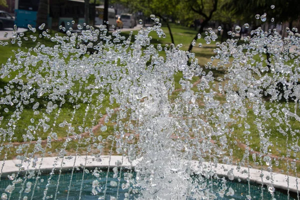 Die Fontänen sprudeln sprudelndes Wasser in einem poo — Stockfoto