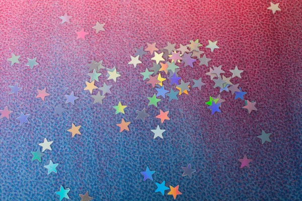 Färgglada konfetti stjärnor på en färgglad bakgrund — Stockfoto
