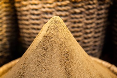 İstanbul 'daki Türk Büyük Baharat Pazarı' nda renkli baharatlar, 