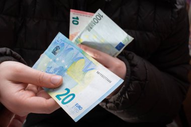 Eller nakit avro banknotları veriyor. 