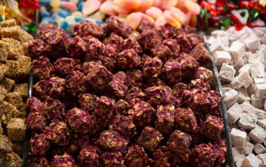 Geleneksel Türk tatlıları lokum şekeri gibi