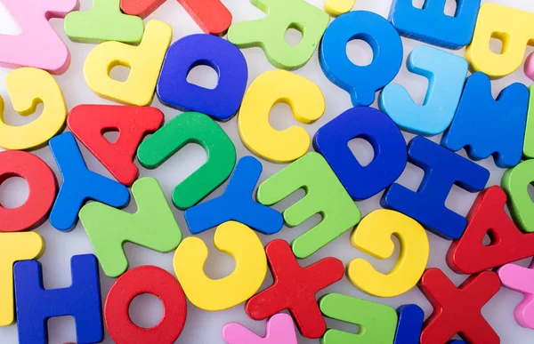 Bloques de letras de colores dispersos al azar en blanco — Foto de Stock