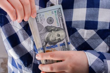 Elleri nakit tutuyor Usd dolar banknotları. Para, Nakit, Bill 