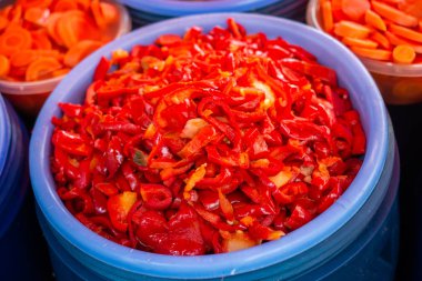 Uzun vadede ev yapımı mayalanmış sebze turşusu.