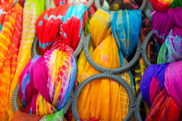 Têxteis de tecido de fabricação multicolorido em pilha — Fotografia de Stock