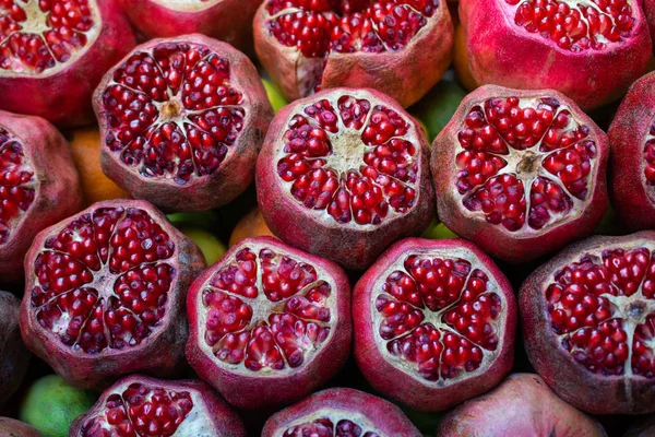 Grupa ciętych czerwonych owoców granatu na wystawie na rynku — Zdjęcie stockowe