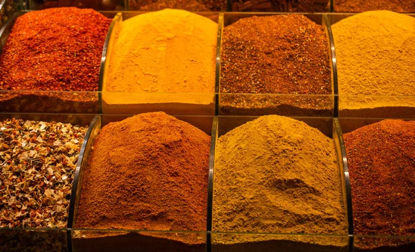 Colorful spices in the Turkish  Grand Spice Bazaar in Istanbul, — Stock Photo, Image