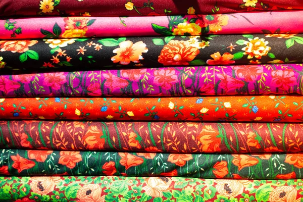 缝纫用各种颜色和类型织物的滚筒 — 图库照片