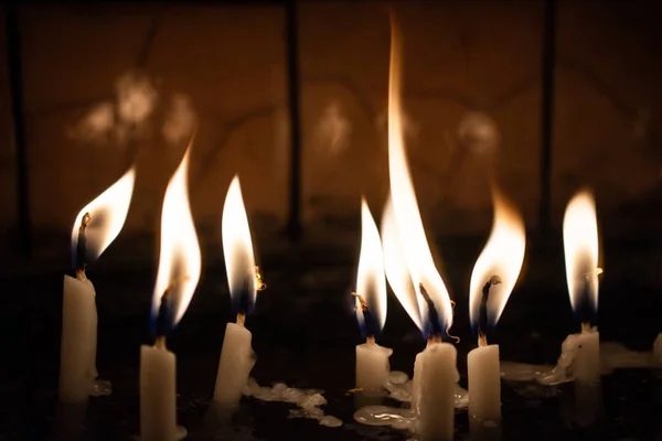 Feu de bougies sur fond de Noël. Bougies brûlantes au nig — Photo