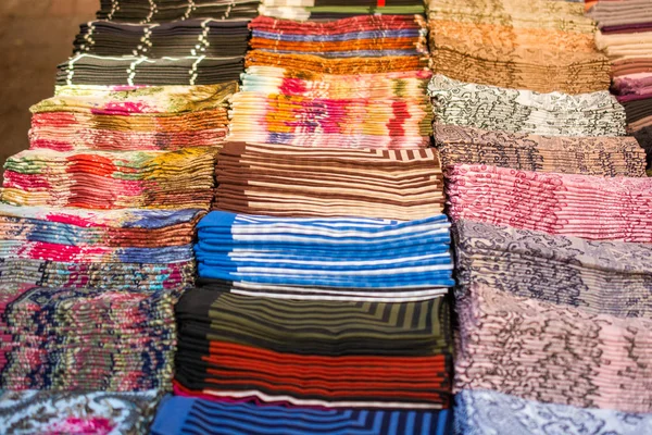 Flerfärgad tillverkning tyg textilier i högen — Stockfoto