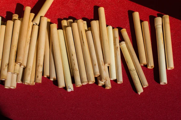 Desítky ručně zhotovných bambusových flétna na displeji — Stock fotografie