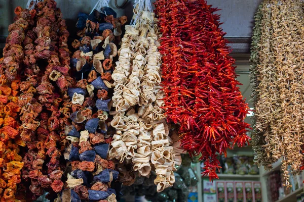 Buntar soltorkade grönsaker som hänger upp på turkisk basar — Stockfoto