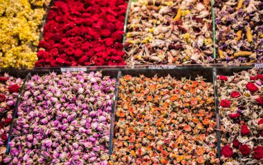 İstanbul Baharat Pazarı 'nda kurutulmuş çay, meyve, bitki, çiçek 