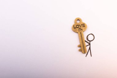 Aşk kavramı olarak retro tarzı kalp şeklinde anahtar taşıyan adam